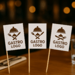 Drei bedruckte Papierfahnen in einem Restaurants. Die Papierfahnen sind mit einem Logo bedruckt.